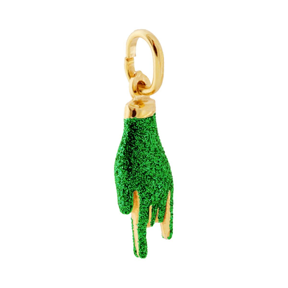 Ciondolo a forma di Mano con Corna portafortuna con applicazione smalto colore verde con superficie glitterata.<BR>Made in Italy
