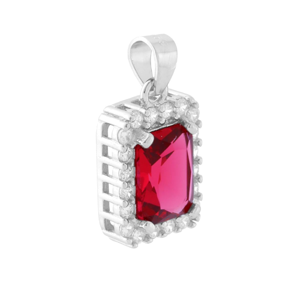 Ciondolo di forma rettangolare con cubic zirconia centrale colore rosso rubino e cubic zirconia bianchi incastonati intorno.