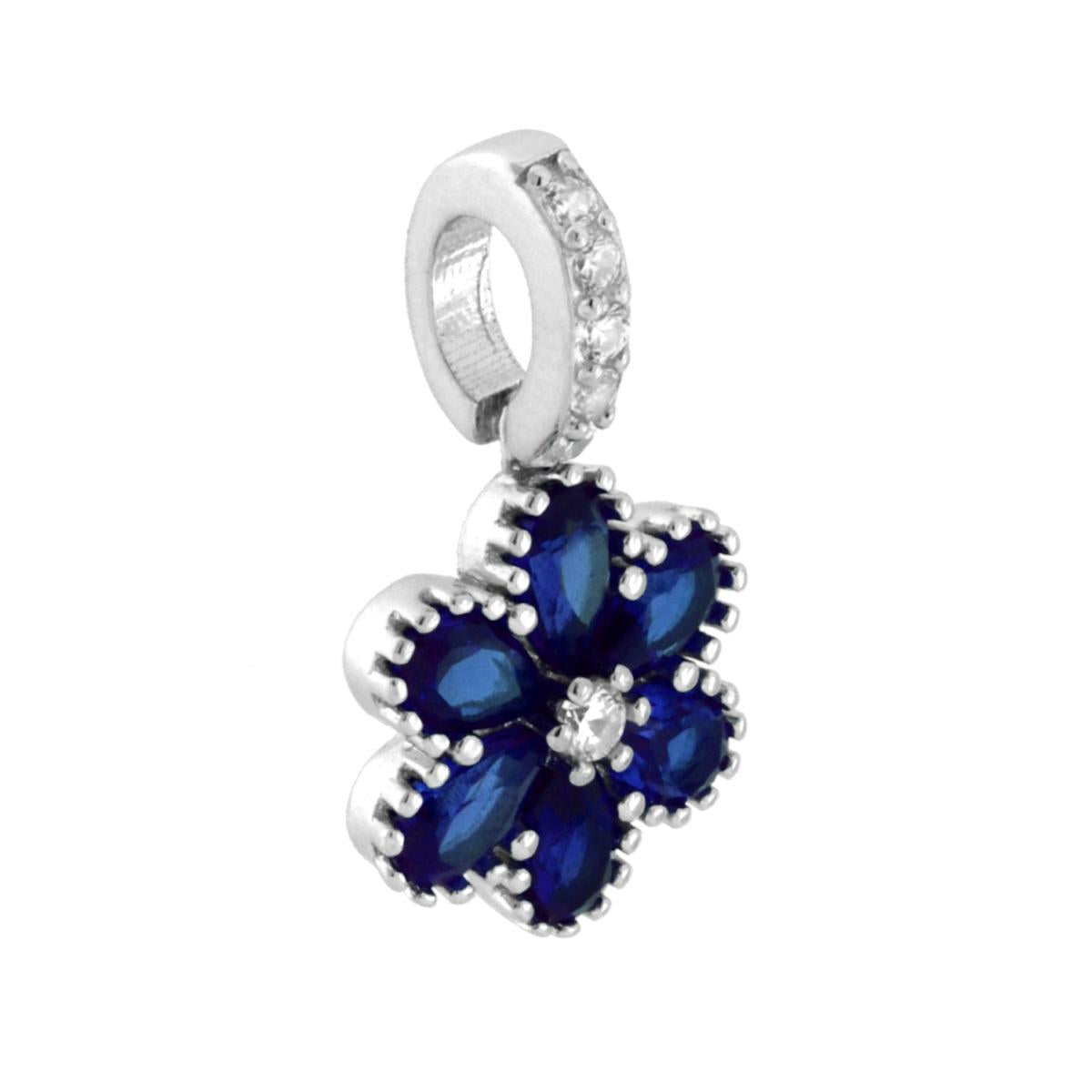 Ciondolo a forma di fiore con petali cubic zirconia goccia colore Blu Zaffiro incastonati, contromaglia con cubic zirconi bianchi incastonati.