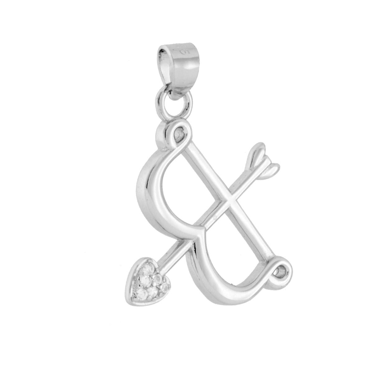 Ciondolo a forma di Arco e Freccia con finitura liscia e lucida e cuoricino con cubic zirconia bianchi incastonati.