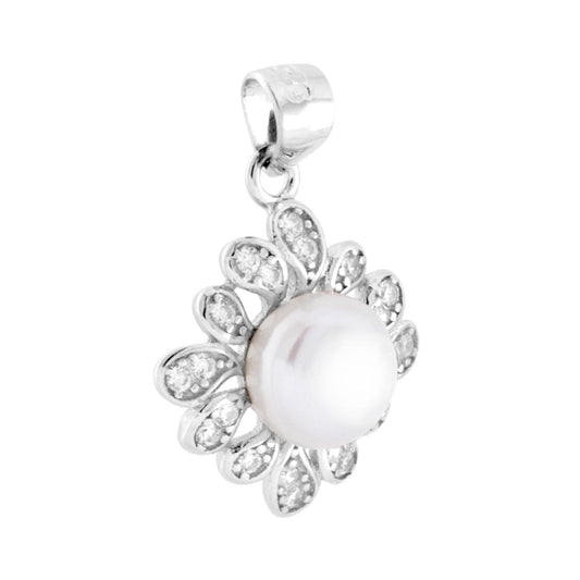 Ciondolo a forma di fiore con petali di cubic zirconia bianchi incastonati, con accessorio centrale perla bianca di fiume.<BR>Avvertenze: Dato la naturalezza della perla potrebbe non essere identica nella forma e nel colore.
