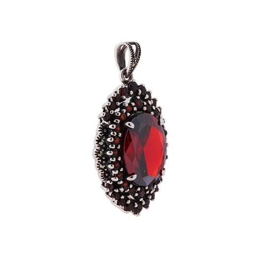 Ciondolo Etnico con Pietra Centrale di forma Ovale in Granato contornato da pietre pi piccole in granato montati su 4 Griffe.