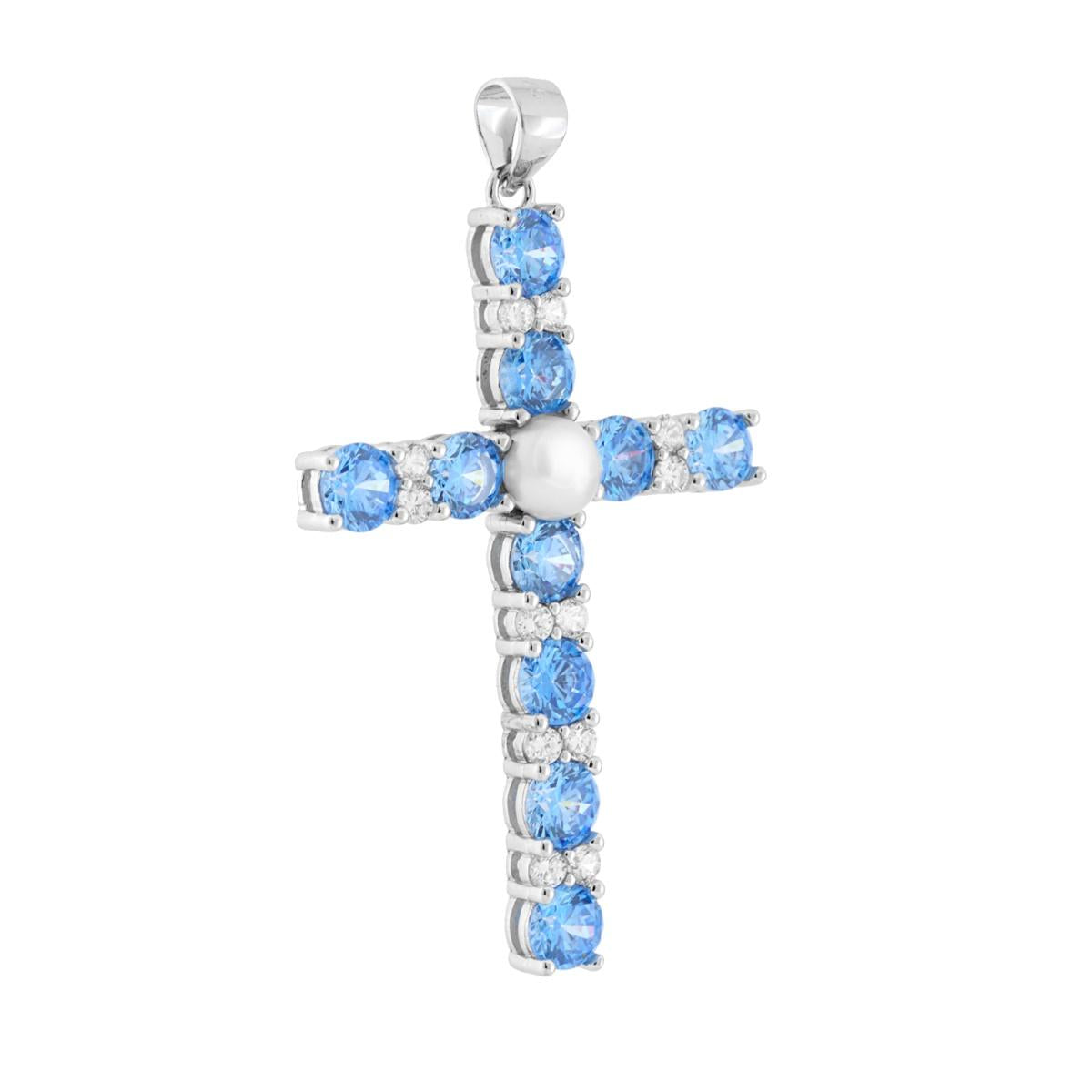 Ciondolo a forma di croce con cubic zirconia colore Acquamarina e Bianchi montati su 4 Griffe con perla centrale bianca e in vetro perlato.