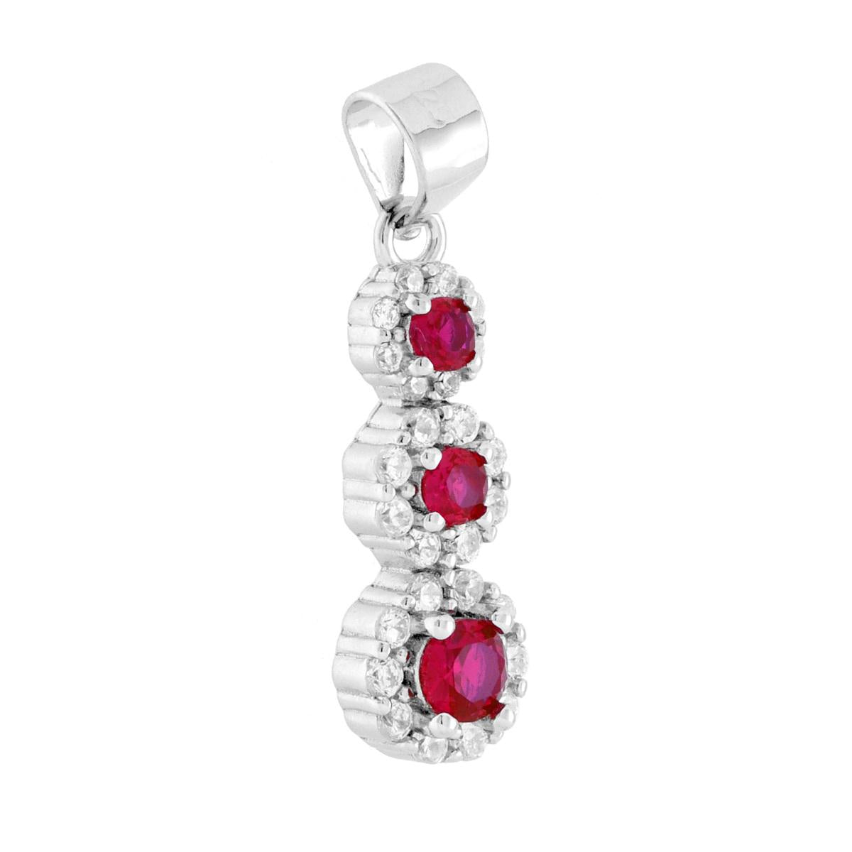 Ciondolo trilogy Degradč con fiori con Cubic zirconia colore rosso rubino al centro e cubic zirconia bianchi incastonati intorno.