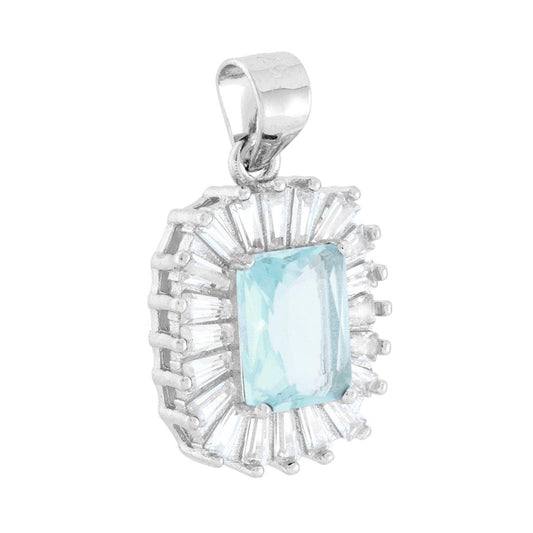 Ciondolo rettangolare con Cubic zirconia colore Acquamarina su montatura 4 Griffe, con cubic zirconia bianchi taglio trapezio incastonati a raggio intorno.<BR>