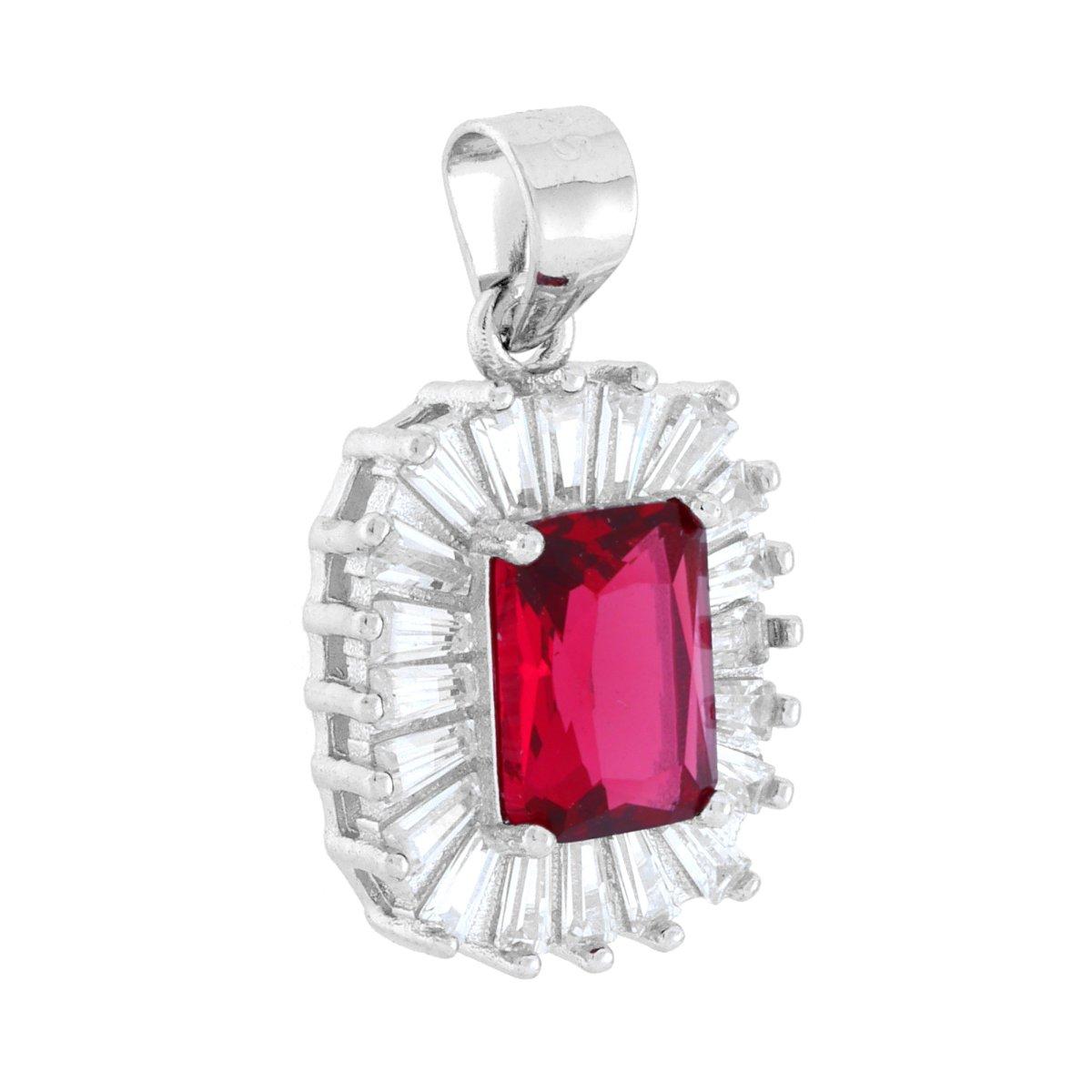 Ciondolo rettangolare con Cubic zirconia colore Rosso Rubino su montatura 4 Griffe, con cubic zirconia bianchi taglio trapezio incastonati a raggio intorno.