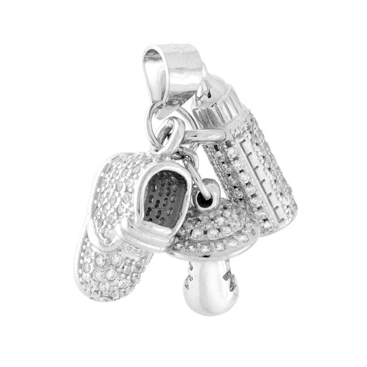Ciondolo multisoggetto con biberon scerpetta e ciuccio per bimbo appena nato, con finitura lucida e cubic zirconia bianchi incastonati.