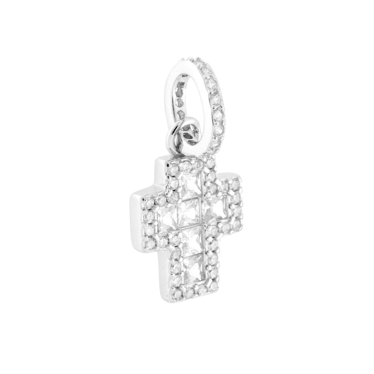 Ciondolo a forma di croce con cubic zirconia bianchi taglio carrč e cubic zirconia bianchi incastonati intorno.