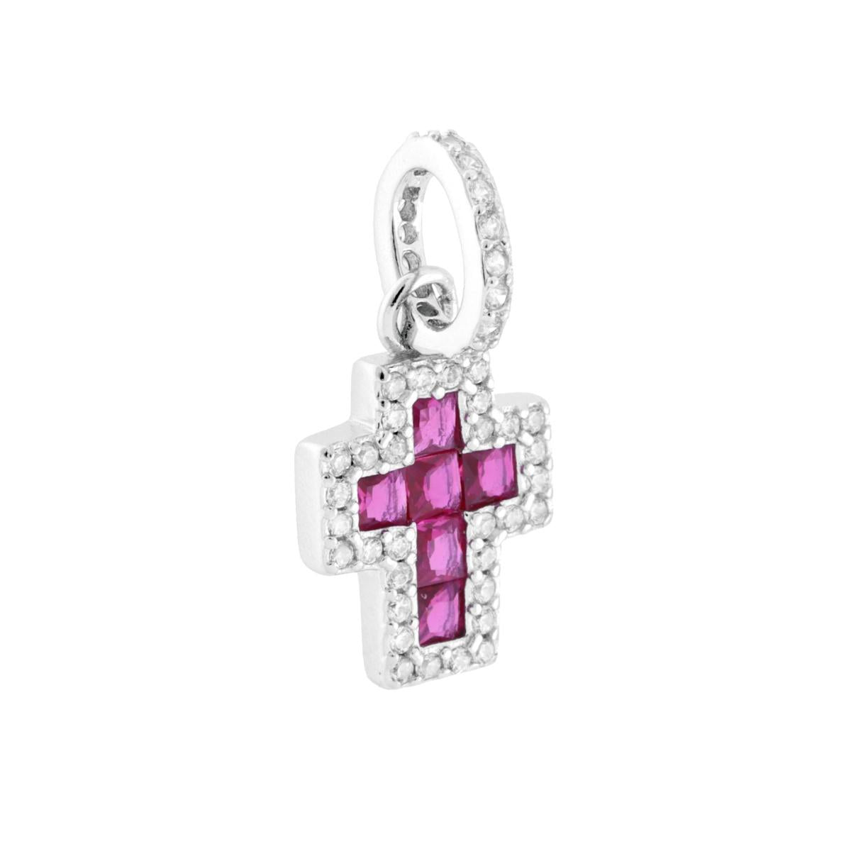 Ciondolo a forma di croce con cubic zirconia Rosso Rubino taglio carrč con cubic zirconia bianchi incastonati intorno.<BR>