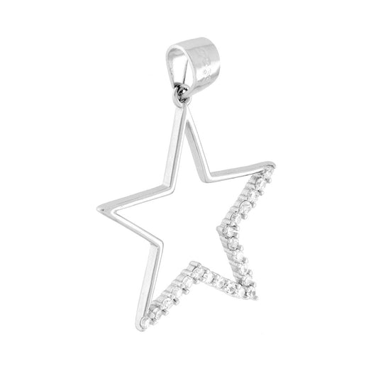 Ciondolo a forma di stella con cubic zirconia bianchi incastonati e finitura liscia e lucida.
