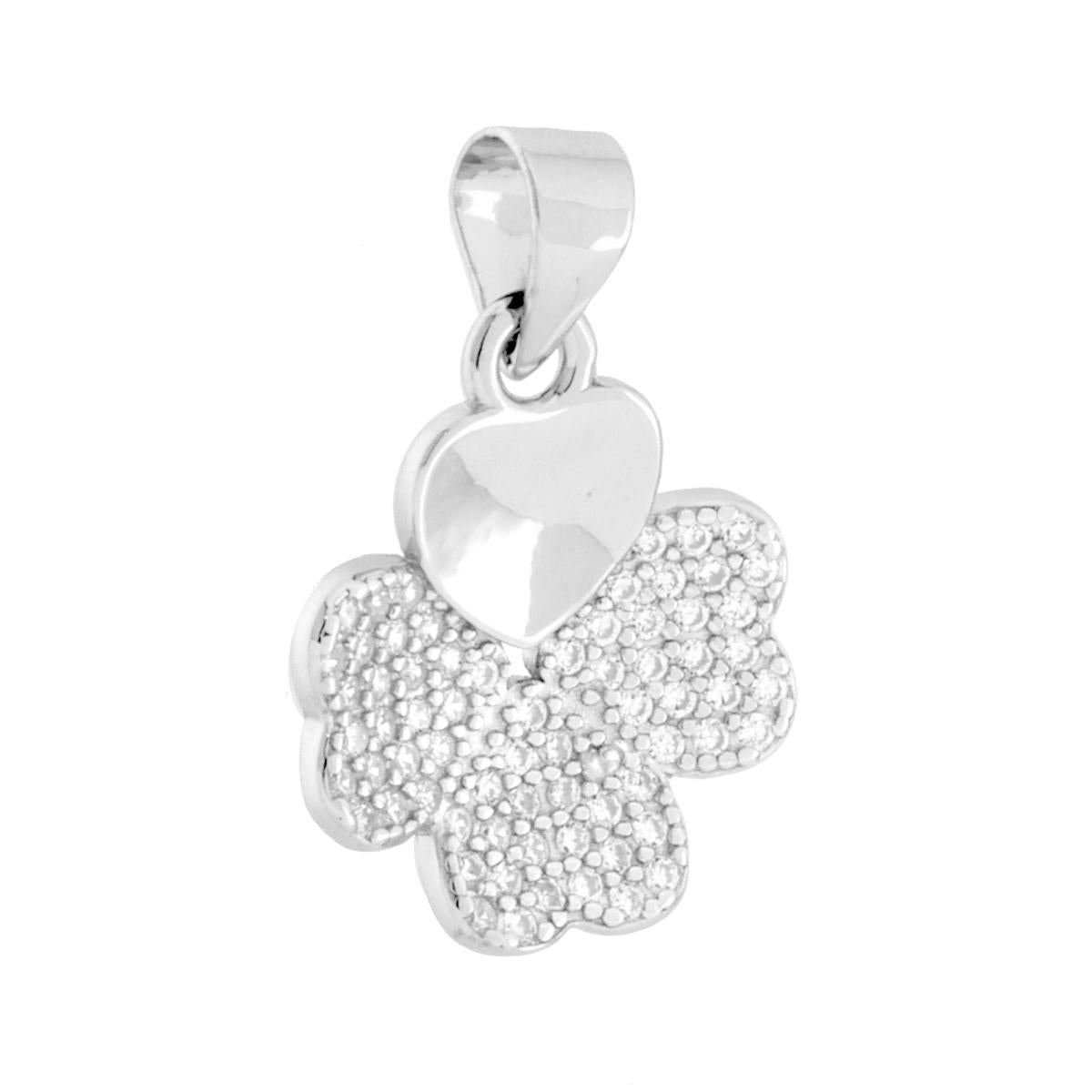 Ciondolo a forma di quadrifoglio con cubic zirconia colore bianco incastonati e cuoricino liscio e lucido.
