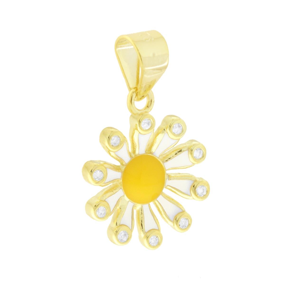 Ciondolo a forma di fiore con applicazione smalto colore giallo e bianco e cubic zirconia bianchi incastonati.