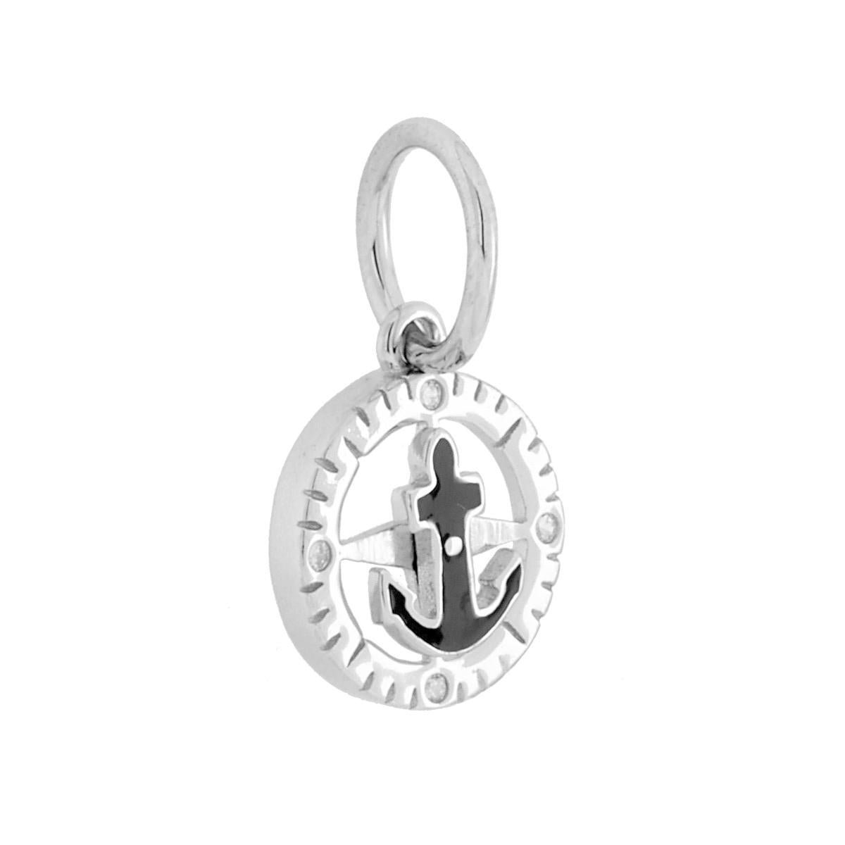 Ciondolo tondo con cubic zirconia bianchi e accessorio rotante a forma di ancora con applicazione smalto nero.