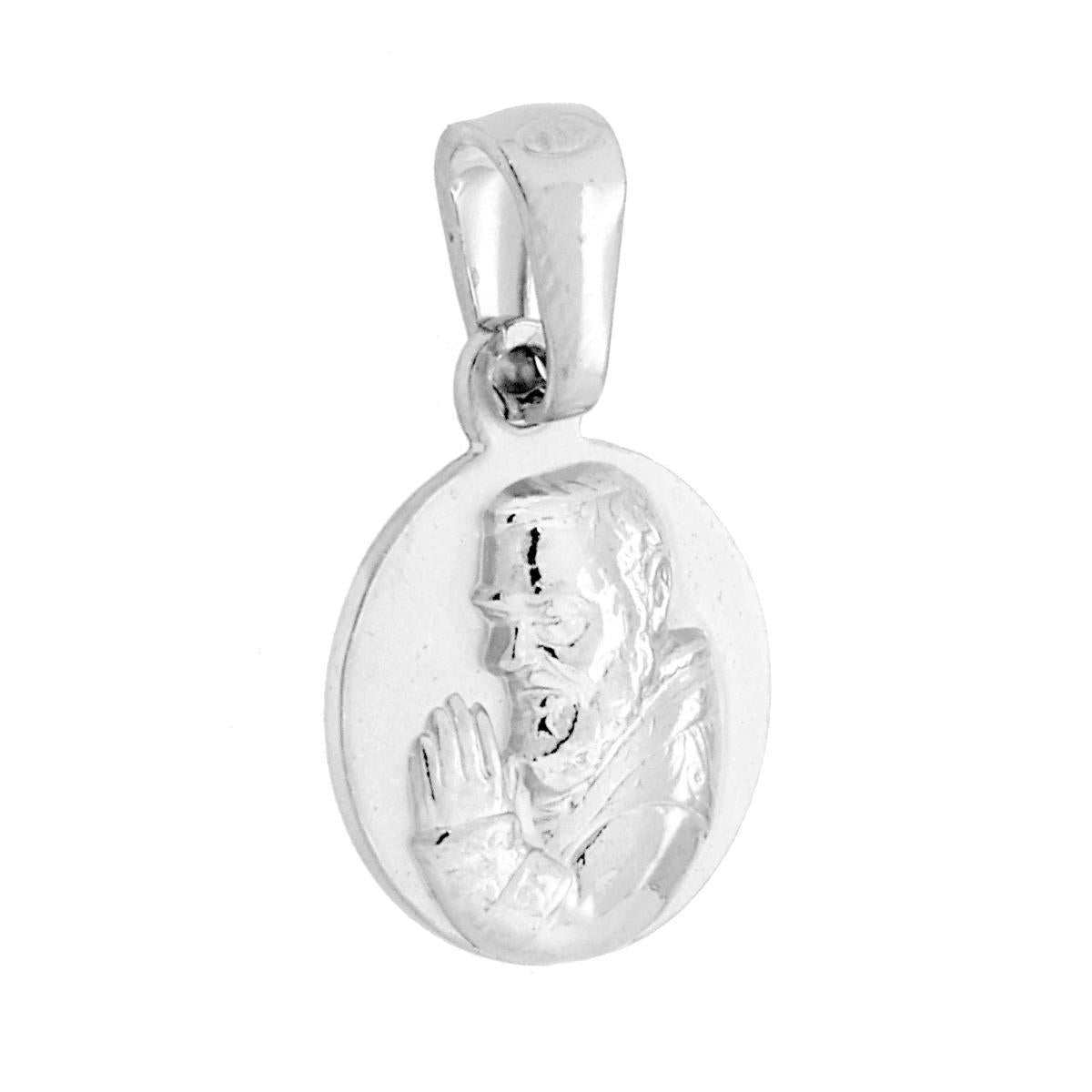 Ciondolo di forma tonda con Padre Pio in bassorilievo con finitura lucida e satinata.<BR>Made in Italy