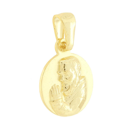Ciondolo di forma tonda con Padre Pio in bassorilievo con finitura lucida e satinata.<BR>Made in Italy
