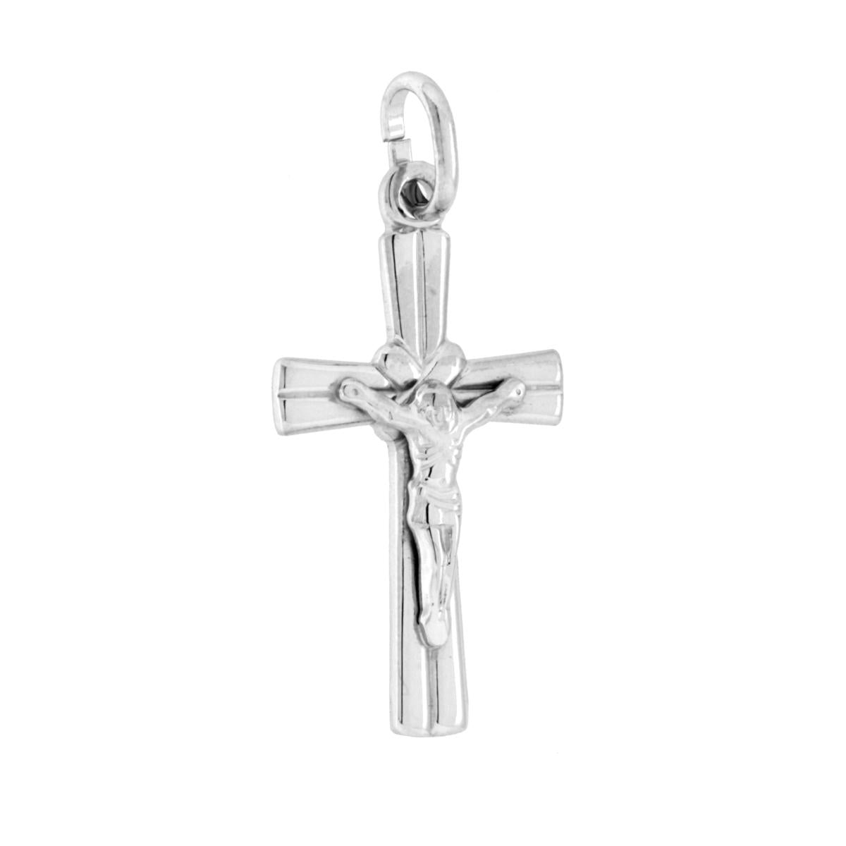 Ciondolo a forma di croce con Ges Cristo con finitura liscia e lucida.