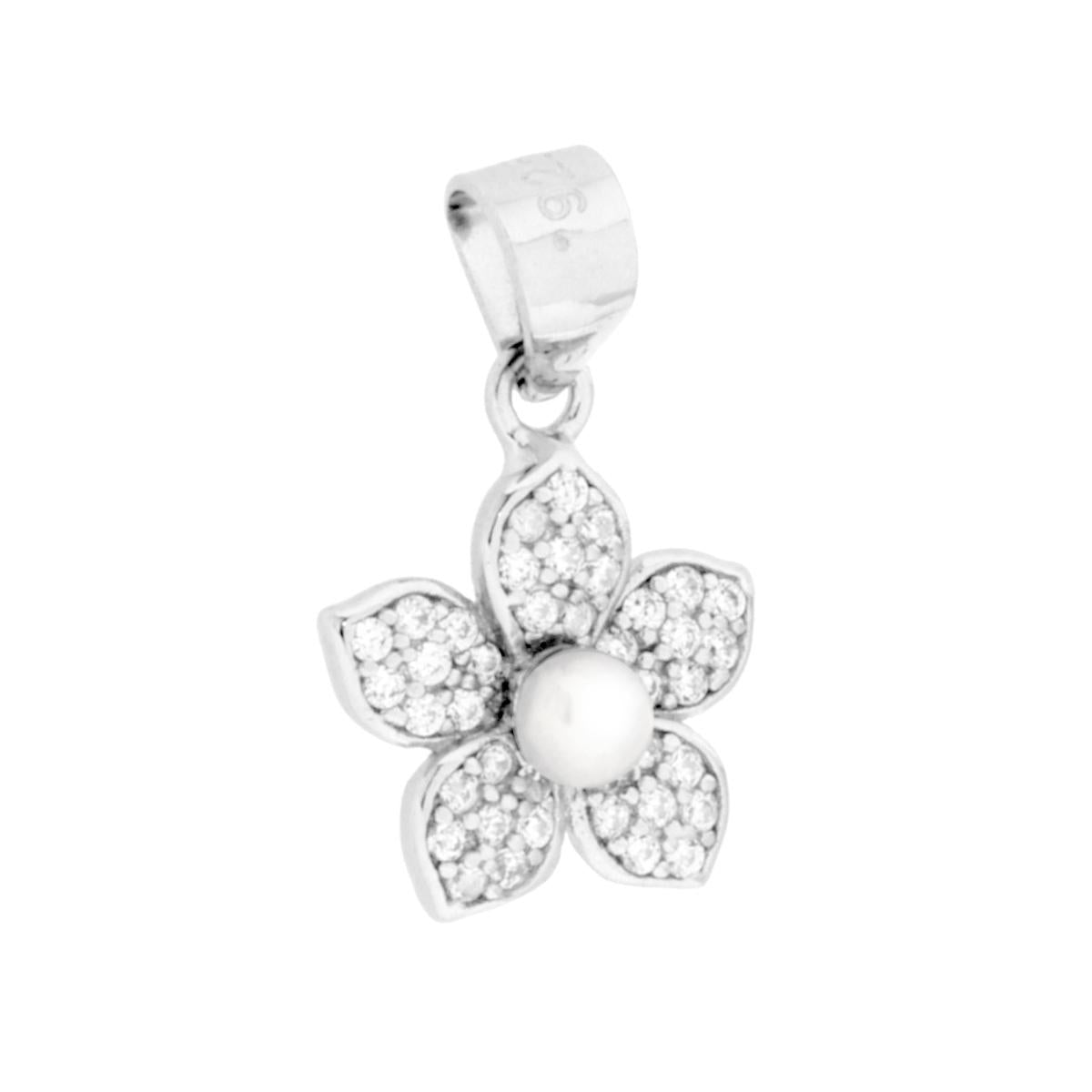 Ciondolo a formadi fiore con perla bianca e cubic zirconia bianchi incastonati sui petali.