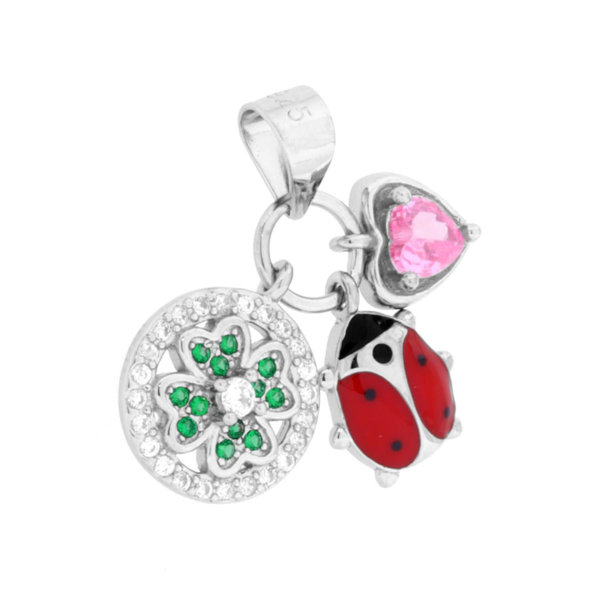 Ciondolo composto da tre elementi pendenti, quadrifoglio con cubic zirconia verde smeraldo e bianco, cuore con cubic zirconia rosa e coccinella con applicazione smalto colore rosso.