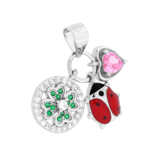 Ciondolo composto da tre elementi pendenti, quadrifoglio con cubic zirconia verde smeraldo e bianco, cuore con cubic zirconia rosa e coccinella con applicazione smalto colore rosso.