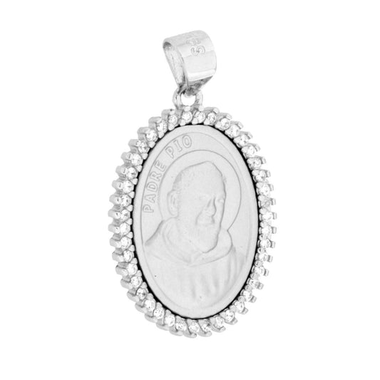 Ciondolo a forma di medaglietta con effige di Padre Pio e cubic zirconia bianchi incastonati intorno.
