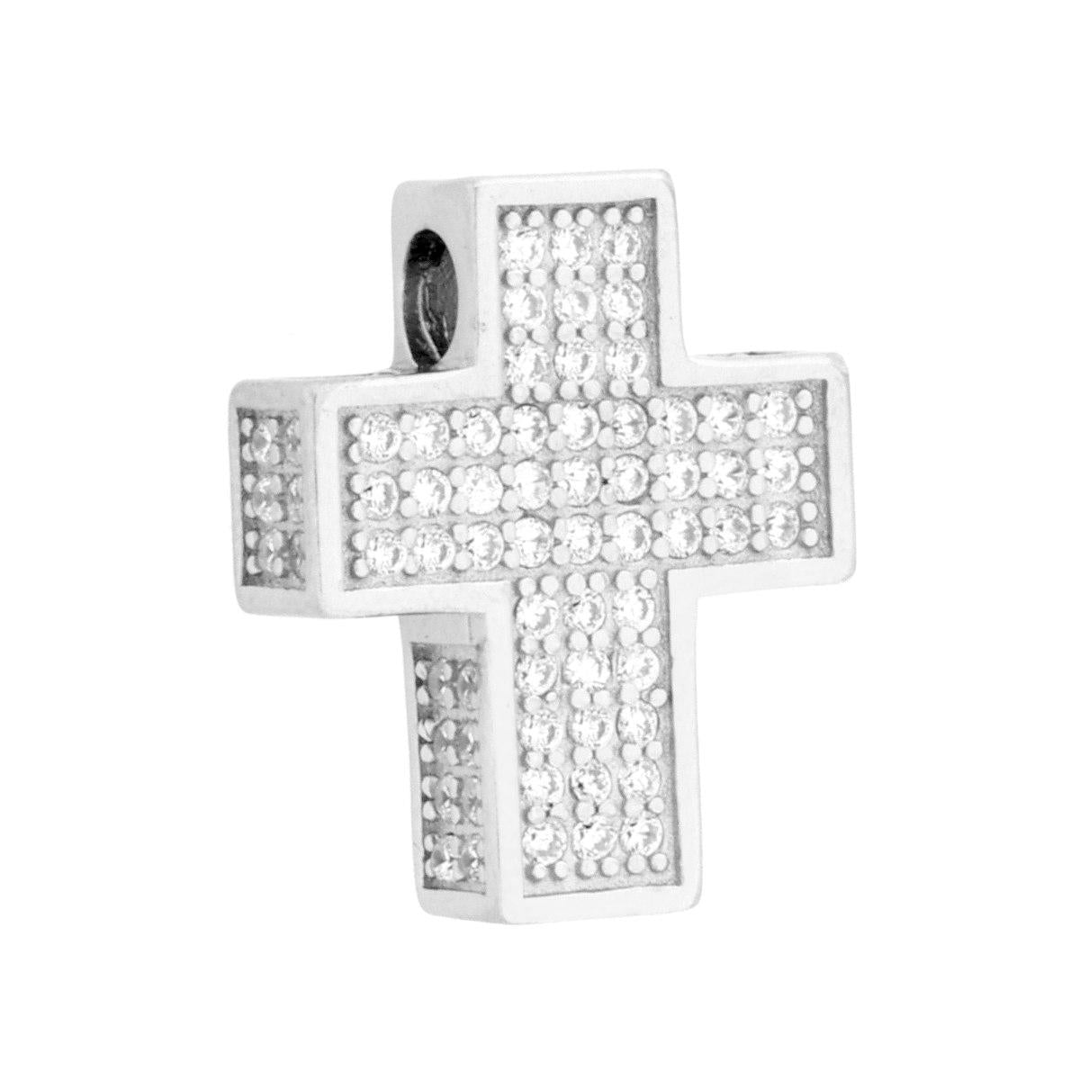 Ciondolo a forma di croce con passante per catena e cubic zirconia bianchi incastonati frontalmente e lateralmente.