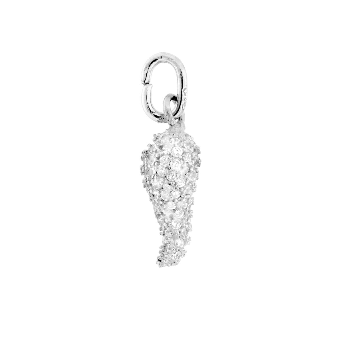 Ciondolo a forma di corno con cubic zirconia incastonati a 360 gradi.