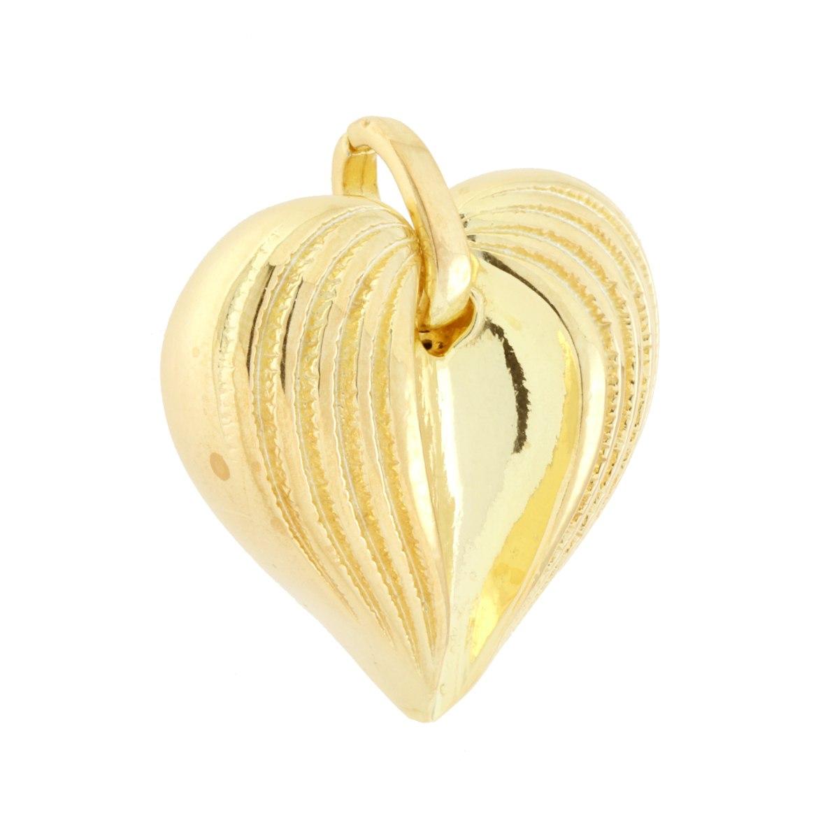 Ciondolo a forma di cuore bombato con finitura lucida e con lavorazione effetto martellato.<BR>Made in Italy