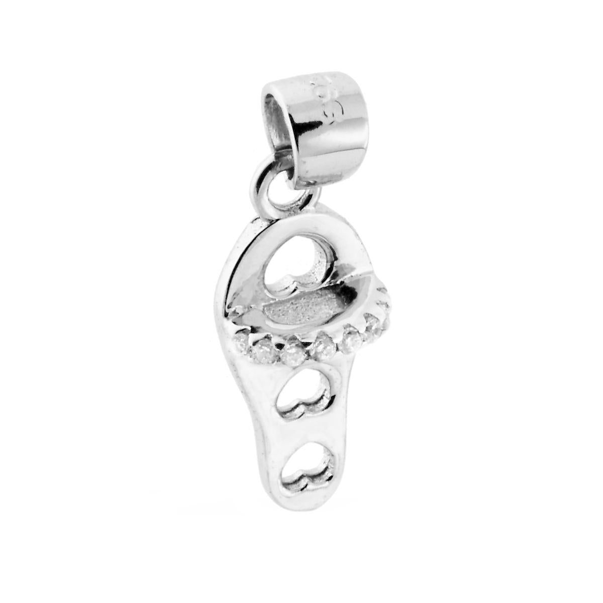 Ciondolo a forma di Ciabatta con incisi Cuoricini e fascia con Zirconi Bianchi.