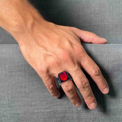Anello Uomo Chevalier in Acciaio Inox con Pietra Rossa Rubino